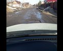 Дорога вся в глубоких ямах. Так же находится ниже уровня почвы, из-за чего на нее постоянно стекает грязь, которая в сухую погоду превращается в пыль.