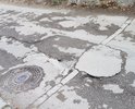 Ну участке ул. Щорса глубокие трещины, ямы и выбоины в асфальте (глубиной до 10 см!!); асфальт крошится и размывается, в т. ч. в местах некачественного ямочного ремонта; дорожное покрытие деформировано.