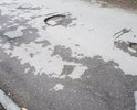 Ну участке ул. Щорса глубокие трещины, ямы и выбоины в асфальте (глубиной до 10 см!!); асфальт крошится и размывается, в т. ч. в местах некачественного ямочного ремонта; дорожное покрытие деформировано.