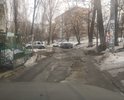 Разбитые внутредворовые дороги. Вдоль проспект Кирова отсутствует тротуар.