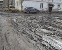 Дорога во дворе наших домов в центре города в ужасном состоянии. После дождя невозможно выйти из дома.