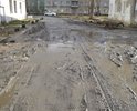 Дорога во дворе наших домов в центре города в ужасном состоянии. После дождя невозможно выйти из дома.