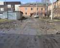 Дорога во дворе наших домов в центре города в ужасном состоянии. После дождя невозможно выйти из дома.