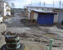 Дорога во дворе наших домов в центре города в ужасном состоянии. После дождя невозможно выйти из дома.