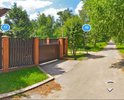Улицей эту дорогу назвать нельзя. Разбитое грунтовое покрытие с ямами глубиной до 10-15 сантиметров.