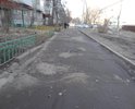 Во дворе дома по адресу г. Казань, ул. Кулахметова, 4 очень разбитая дорога. Срочно необходимо обновить асфальтовое покрытие.