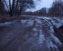 Это официальный въезд в деревню. Куда только не обращались. Дороги нет вообще! Ни скорая, ни пожарные к нам проехать не могут! Яндекс всех ведёт по этой дороге, а люди потом застревают и ходят по домам с просьбой вытащить машины.