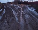 Это официальный въезд в деревню. Куда только не обращались. Дороги нет вообще! Ни скорая, ни пожарные к нам проехать не могут! Яндекс всех ведёт по этой дороге, а люди потом застревают и ходят по домам с просьбой вытащить машины.
