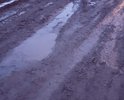 Это официальный въезд в деревню. Куда только не обращались. Дороги нет вообще! Ни скорая, ни пожарные к нам проехать не могут! Яндекс всех ведёт по этой дороге, а люди потом застревают и ходят по домам с просьбой вытащить машины.