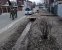 С 2015 года не хотят сделать работы по восстановлению вертикальной планировки и уборки лишнего грунта из-за превышения отметок за время строительства дороги не установлены водоотводные лотки с перекрытиями для подвоза топлива и подъезда к гаражу не восстановлена обочина не оборудована пешеходная тропа по нечётной стороне улицы