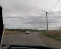 Разбитый старый асфальт.Требует полной замены.Так же требуется тротуар и дополнительное освещение.