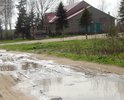 Имея на территории нашего сельского поселения Мемориал павшим воинам Великой Отечественной войны и зная о Проекте – «Карта убитых дорог», жители обращались в Кашинскую межрайонную прокуратуру с просьбой принудить администрацию Кашинского городского округа Тверской области отремонтировать площадку (заасфальтировать) перед Мемориалом Славы, где у жителей ежегодно проходят митинги, собрания, чествование 23 февраля, Дня Победы, шествие Бессмертного полка.
Однако, администрация не организовала работы по асфальтированию полностью разрушенной площадки перед Мемориалом Славы, не отремонтировала единственную дорогу по деревне Леушино, по которой ежегодно проходит Бессмертный полк. 
Дорога, по которой идет шествие памяти полностью разрушена, имеет глубокие впадины, лужи, признана прокуратурой в аварийном состоянии.
Мы, граждане, возмущены полным непониманием администрации Кашинского городского округа Тверской области своих прямых обязанностей по содержанию мест захоронений и Мемориала Славы, по содержанию и ремонту дорог местного значения, что не планируются и не предусматриваются в бюджете средства на эти основные нужды населения.  
Обращаемся к Дорожной инспекции ОНФ с просьбой о помощи воздействия на главу региона для скорейшего приведения в нормативное состояние площадки для митингов и чествований памяти павшим, примыкающей к Мемориалу Славы в деревне Леушино Кашинского городского округа Тверской области и скорейшего выделения денежных средств на все сметные и дорожные работы по асфальтированию дороги 1,7 км. по которой идет Бессмертный полк по деревне Леушино (от Мемориала Славы) до д. Семеновское мимо Дома культуры, магазина, кладбища и в центр деревни Леушино.
С уважением,
Тверская область Кашинский городской округ.
Жители деревень Лапшино, Леушино, Семеновское, Башвино, Судниково, Лужки, Соколово, Почапки:
Артамонова Ю.В., Никитина И.В., Малеваная Л.И., Позднякова С.Ф., Орел Н.А., Шалаева М.А., 
Лубенников И.И., Савкин С.А., Скворцова С.Г., Кузовкина Т.С., Барабанцева Е.Ю., Смирнова Л.Д., Шешнева О.В., Иванов В.А., Оселедкова Н.И., Лапаева И.А., Сергеева П.Д., Сапилина Л.И., Кункин В.Е., Глебова Н.В., Асмолов А.А.