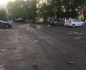 У здания по адресу: Новосибирск, проспект Карла Маркса, 30, за остановкой "Горский" у проезда отсутствует какое-либо асфальтное покрытие, зато имеются огромные ямы, торчащие люки, крупные камни и мусор.