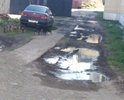 Дорога нужна ровная и без ям. Требуется благоустройство двора.