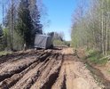 Доброго времени суток. На фото отдельный участок автомобильной дороги Великий Устюг Луза. Протяженность автодороги 60 дорожное полотно отсутствует как таковое ( насыпной грунт ) В сухую погоду проехать ещё можно но после дождя автомобильное сообщение прекращается. Альтернативная дорога есть но она также в плачевном состоянии.