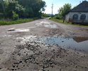 Разбитый асфальт с 2000годов.Требует ремонта.Так же требуется освещение улицы.Фонарей нет.
