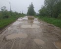 По дороге невозможно проехать в любое время года. Машины застревают в ямах, ломаются, теряются детали.