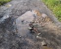Нет нормальных кюветов, нет тротуаров, нет фонарей освещения, нет бордюров, дорожное полотно полностью разбитом и в неудовлетворительном состоянии.
