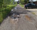 Нет нормальных кюветов, нет тротуаров, нет фонарей освещения, нет бордюров, дорожное полотно полностью разбитом и в неудовлетворительном состоянии.