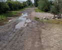 Нет нормальных кюветов, нет тротуаров, нет фонарей освещения, нет бордюров, дорожное полотно полностью разбитом и в неудовлетворительном состоянии.