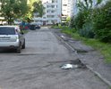Двор без асфальтового покрытия вообще, в качестве дороги бетонные плиты. На текущий момент в планах на ремонт до 2024г его нет