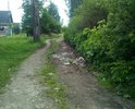 дороги разбиты мусоровозами, жителям приходиться своими силами и средствами обеспечивать себе проезд до домов.