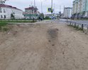 Тротуар вдоль автомобильной дороги ул. Пионерской в неудовлетворительном состоянии. Отсутствует целостное твёрдое покрытие. Имеющиеся участки повреждены, в песке.