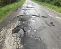 Дорога полностью разбита. Отсутствует разметка.