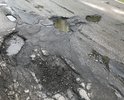 Дорога полностью разбита. Отсутствует разметка.