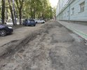 Неудовлетворительное состояние тротуара по пр-кту Кирова, вдоль дома 51а - пешеходом приходится передвигаться по отмостке производственного здания.