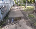 Локальные дефекты асфальта пешеходного тротуара вдоль дома по ул. Вершинина, 44 (г.Томск). Уже образовались тропы по газону, где невозможно пройти по самому тротуару.