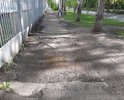 Локальные дефекты асфальта пешеходного тротуара вдоль дома по ул. Вершинина, 44 (г.Томск). Уже образовались тропы по газону, где невозможно пройти по самому тротуару.