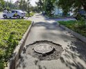 Локальные дефекты на тротуаре вдоль 16 дома по ул. Нахимова, г. Томск - вокруг люков инженерных сетей отсутствует асфальт.