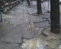Ул. Жуковского - тротуарная зона в ненадлежащем состоянии.