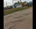 Несколько лет не могут отремонтировать участок дороги. Нет тротуара - дети ходят в школу, машинам приходится объезжать ямы по обочинах, где идут пешеходы.