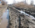 Глинистая поверхность дороги (после проведения газопровода) во время осадков,осенью и весной превращается в непроходимое болото