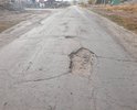 На данном участке улиц старый разбитый асфальт.Требуется ремонт.