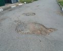 посёлок Новоозёрное. Дороги убитые, проезды во дворы убитые, невозможно ни на машинах, ни с колясками детскими ездить. Ходить даже трудно, тем более после дождей