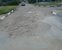 посёлок Новоозёрное. Дороги убитые, проезды во дворы убитые, невозможно ни на машинах, ни с колясками детскими ездить. Ходить даже трудно, тем более после дождей