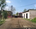 Отсутствует асфальтовое покрытие перед спортивной площадкой всегда лужи и грязь.