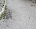 На проезде к жилому многоквартирному дому по ул. Сосновая и отделению "Почты Крыма" глубокие трещины, выбоины и деформации дорожного покрытия (вздутия асфальта); асфальт крошится и размывается.