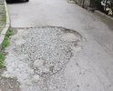 На проезде к жилому многоквартирному дому по ул. Сосновая и отделению "Почты Крыма" глубокие трещины, выбоины и деформации дорожного покрытия (вздутия асфальта); асфальт крошится и размывается.