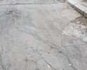 На проезде к жилому многоквартирному дому по ул. Сосновая и отделению "Почты Крыма" глубокие трещины, выбоины и деформации дорожного покрытия (вздутия асфальта); асфальт крошится и размывается.