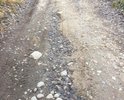 Плохая дорога с огромными ямами, торчащие камни из дороги