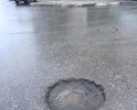 локальный дефект. Глубоко расположены два люка.Даже не представляю как это можно исправить и кто принимал такую работу много лет назад?!