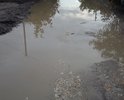 Участок дороги ул.Троицкой между ул.Кубанская и ул.Пушкина напротив домов 104-106 имеет ямы, в которые во время дождя скапливается вода, заливая всю проезжую часть. Проезжая ямы с водой, автомобили вымывают дорожное покрытие, тем самым углубляя и расширяя их. Жители нечетной стороны не могут перейти дорогу, чтобы выйти к тротуару, проложенному по четной стороне улицы. По нечетной стороне тротуара нет.