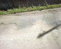 Социально значимая дорога соединяющий восточные окраины города и центр представляет собой смесь разрушенного асфальта и земли,дорога обнажилась до плит.Требует ремонта, оканавливание обочин.