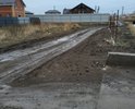 Дорога грунтовая, причем убитая, любой дождь превращает её в непроходимое болото, пешком вообще не получается выйти чистым на ближайший асфальт, детям просто не пройти, увязнут.