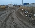 Дорога грунтовая, причем убитая, любой дождь превращает её в непроходимое болото, пешком вообще не получается выйти чистым на ближайший асфальт, детям просто не пройти, увязнут.