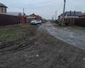 Дорога грунтовая, причем убитая, любой дождь превращает её в непроходимое болото, пешком вообще не получается выйти чистым на ближайший асфальт, детям просто не пройти, увязнут.